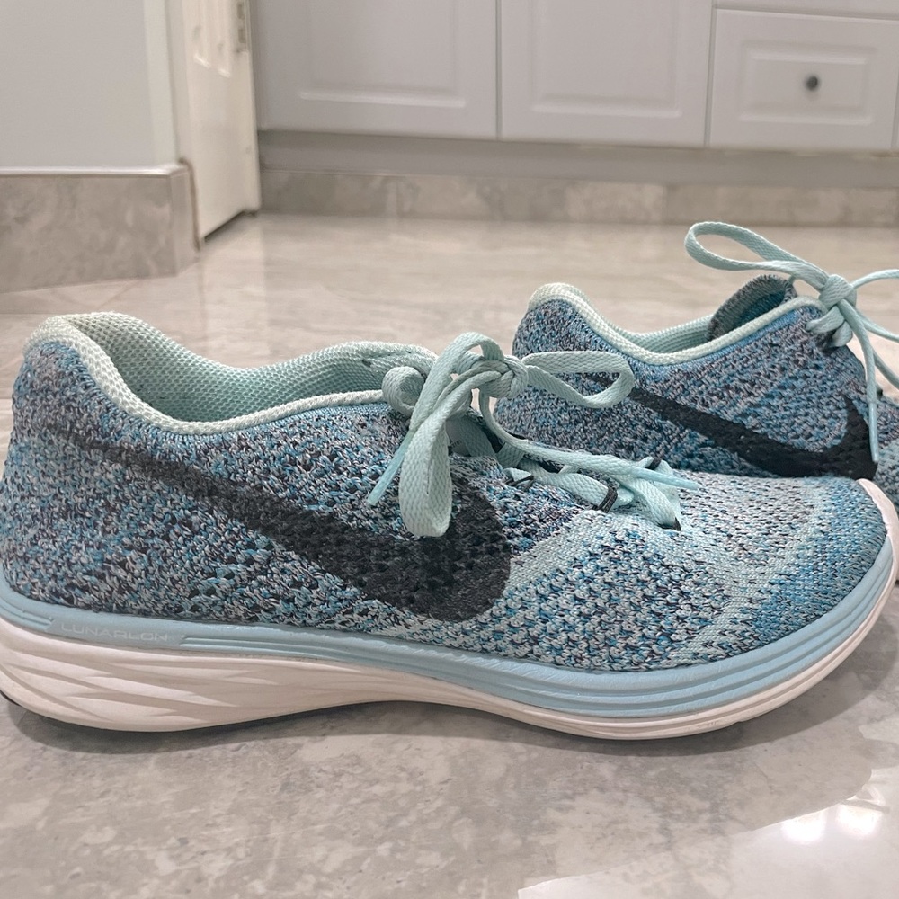 Nike blue fly knit material size 7🤍